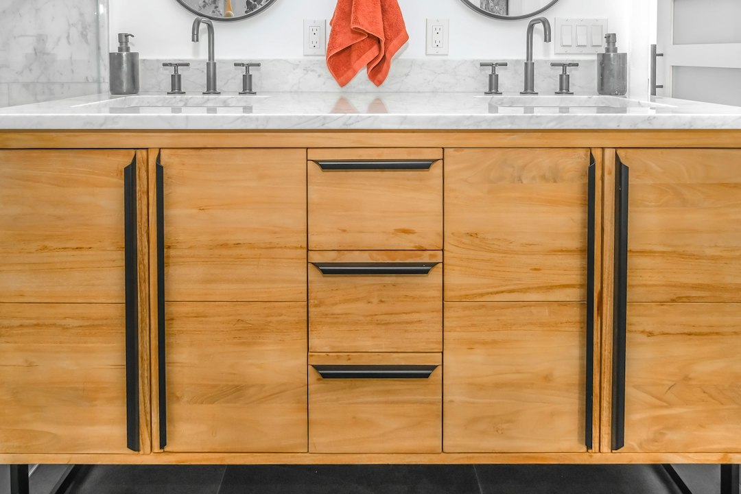 Banyo dolabı genişlik ve derinlik planlaması için modern banyo dolabı