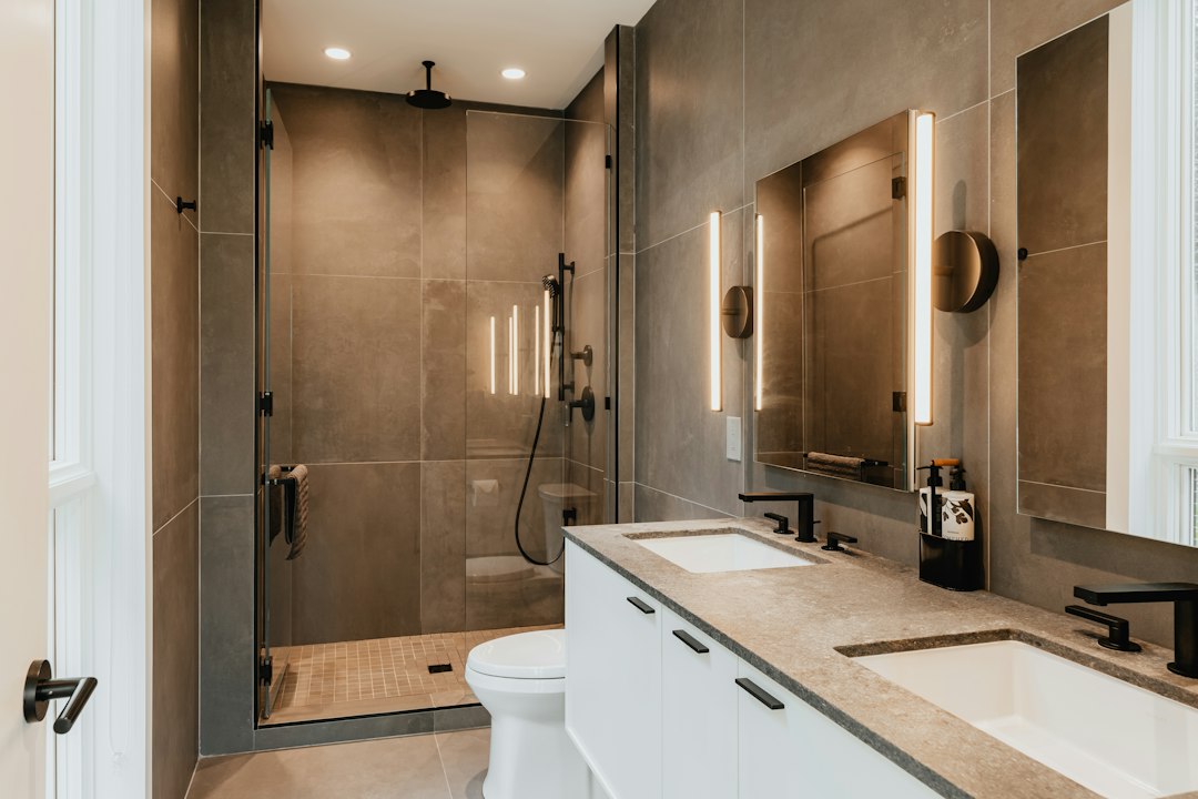 Banyo ölçü rehberi için modern banyo iç mekânı
