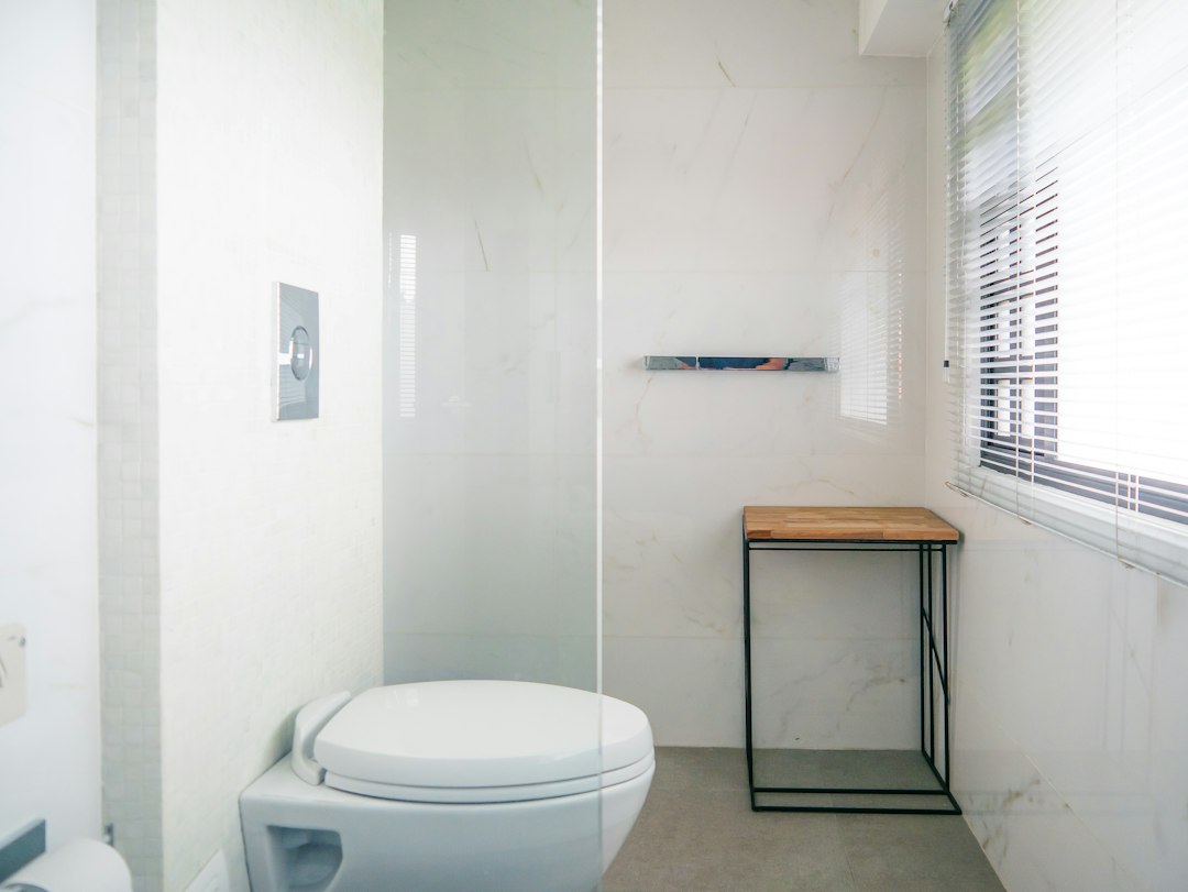 Gömme rezervuar ölçüleri rehberi için modern asma klozetli banyo