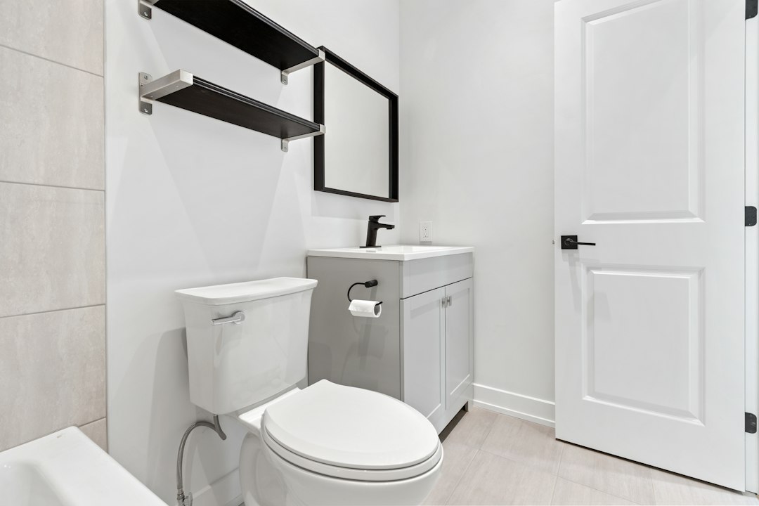 Klozet ölçüleri rehberi için modern klozetli banyo