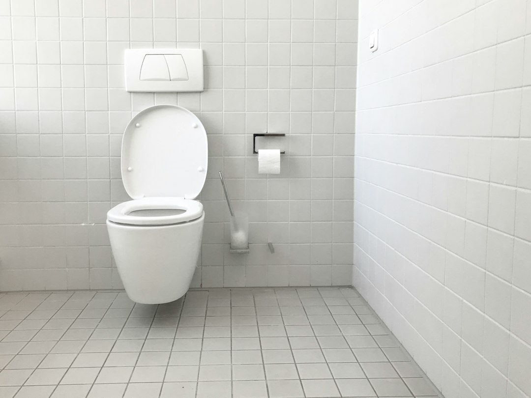 Klozet ölçüsü alınırken değerlendirilen modern klozet örneği